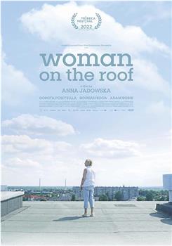 屋顶上的女人观看